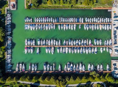 Balatonfuzfo, Macaristan - gün batımında Balatonfuzfo yukarıdan Balaton Gölü tarafından yat limanına