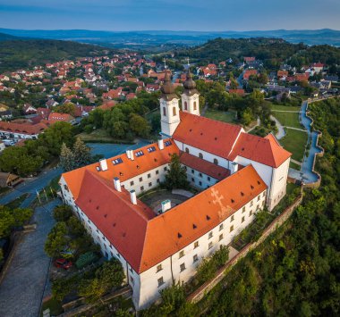 Tihany, Macaristan - ünlü Benedictine Manastırı, Tihany (Tihany Abbey, Tihanyi Apatsag) gündoğumu, havadan görünümü