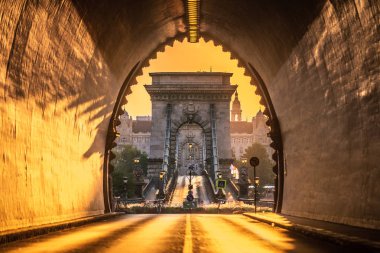 Budapeşte, Macaristan - arka plan Szechenyi Chain Bridge ve Bilim Akademisi binasında ile gündoğumu, Buda Castle tünel girişi