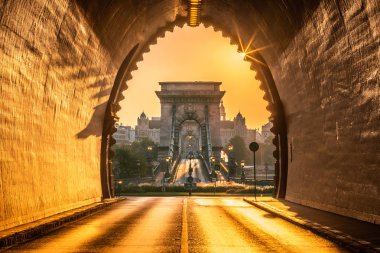 Budapeşte, Macaristan - arka plan boş Szechenyi Chain Bridge ve Bilim Akademisi binası ile gündoğumu, Buda Castle tünel girişi