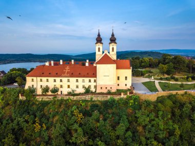 Tihany, Macaristan - ünlü Benedictine Manastırı, Tihany (Tihany Abbey), havadaki kuşlar ile gündoğumu havadan görünümü