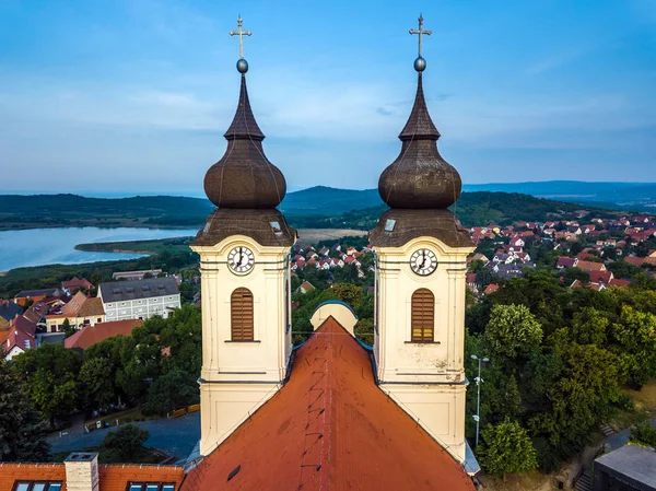 Tihany Węgry Zegar Dwie Wieże Słynnego Benedyktyński Klasztor Tihany Tihany — Zdjęcie stockowe