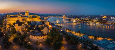 Budapeşte Macaristan - Budapeşte hava panoramik manzarası manzaraya Buda Castle Kraliyet Sarayı, Szechenyi Chain Bridge, Meclis, St.Stephen's Bazilikası ve gezi tekneleri nehir Tuna üzerinde mavi saat