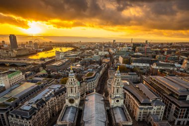 Londra, İngiltere - Londra St.Paul 's Cathedral tepesinden günbatımı güzel altın gökyüzü ve bulutlar ile alınan hava panoramik manzarası görünümü
