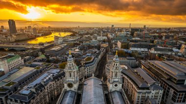 Londra, İngiltere - Londra St.Paul 's Cathedral tepesinden günbatımı güzel altın gökyüzü ve bulutlar ile alınan hava panoramik manzarası görünümü
