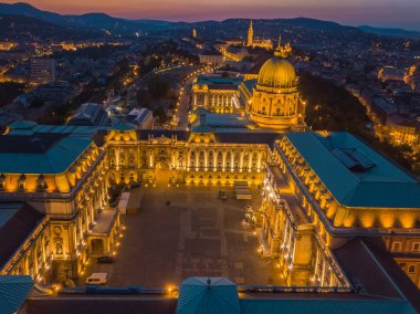 Budapeşte, Macaristan - ünlü Buda Castle Kraliyet Sarayı arka plan mavi saatte Matthias Kilisesi, Fisherman's Bastion, renkli gökyüzü ve Buda Hills, havadan görünümü