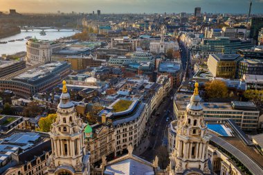 Londra, İngiltere - Londra batımında St.Paul 's Cathedral tepesinden alınan hava manzarası görünümü 