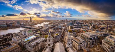Londra, İngiltere - Londra batımında St.Paul 's Cathedral dramatik bulutlu zirvesine alınan hava panoramik manzarası görünümü