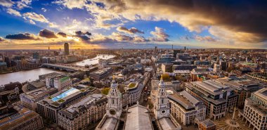 Londra, İngiltere - Londra batımında St.Paul 's Cathedral dramatik bulutlu zirvesine alınan hava panoramik manzarası görünümü
