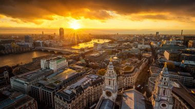Londra, İngiltere - Londra'da Thames Nehri, güzel altın gökyüzü ve bulutlar gün batımında St.Paul 's Cathedral tepesinden alınan görünümünü hava panoramik manzarası