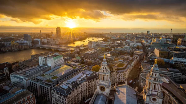 英格兰 空中全景的伦敦从圣保罗大教堂顶部日落与泰晤士河 美丽的金色天空和云彩 — 图库照片