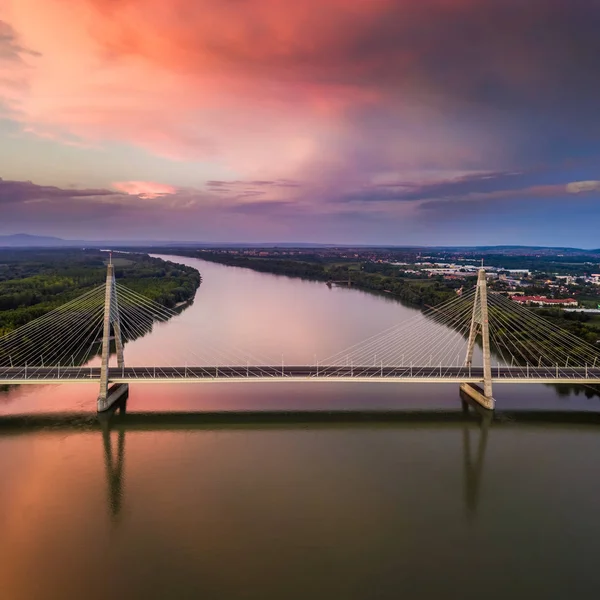 Budapest Hongarije Luchtfoto Van Megyeri Brug Rivier Donau Bij Zonsondergang — Stockfoto