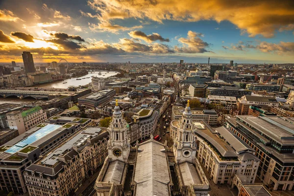 Londra, İngiltere - Londra dramatik bulutlu gün batımında St.Paul 's Cathedral tepesinden alınan panoramik hava manzarası görünümü