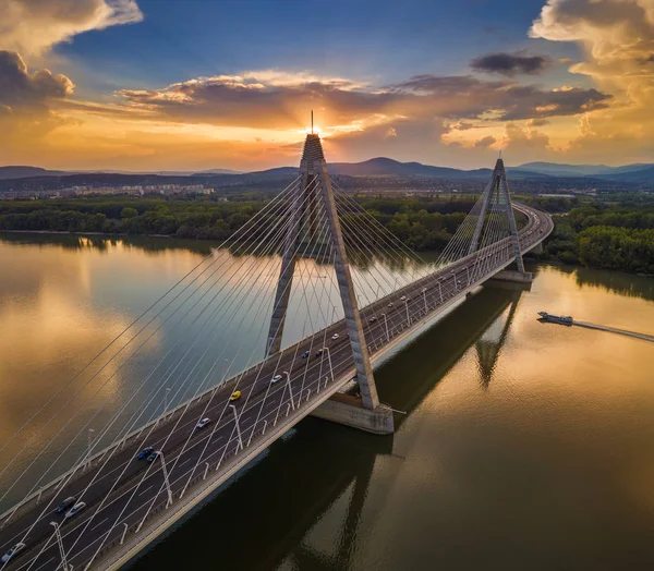 Budapest Ungarn Megyeri Brücke Bei Sonnenuntergang Mit Schnellboot Auf Der — Stockfoto
