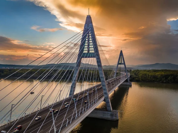 Будапешт Венгрия Мост Мегьери Через Дунай Закате Интенсивным Движением Красивым — стоковое фото
