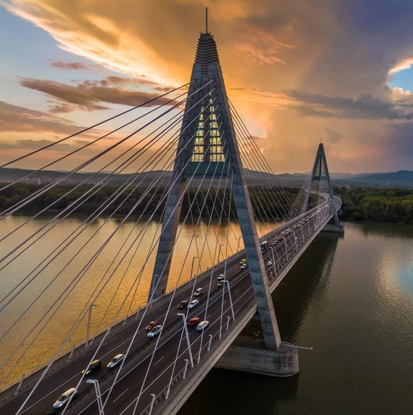 Budapest Hongarije Megyeri Brug Rivier Donau Bij Zonsondergang Met Zwaar — Stockfoto