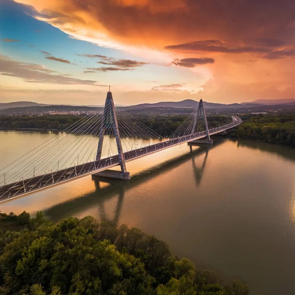 Budapest, Ungarn - Megyeri-Brücke über die Donau bei Sonnenuntergang mit schönen dramatischen Wolken und Himmel — Stockfoto