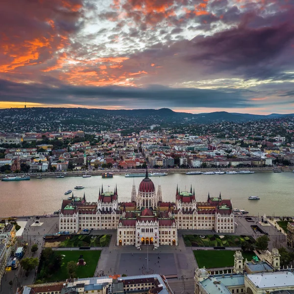 Будапешт Венгрия Панорамный Вид Парламента Венгрии Закате Солнца Экскурсионными Лодками — стоковое фото