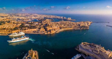 Valletta, Malta - Grand Harbour Malta ile hava panoramik manzarası görünümünü cruise gemi. Valletta, Floriana, Sliema, Manoel Adası, Gzira, Birgu ve Senglea yukarıdan bu görünüm içerir