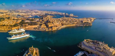 Valletta, Malta - Grand Harbour Malta ile hava panoramik manzarası görünümünü cruise gemi. Valletta, Floriana, Sliema, Manoel Adası, Gzira, Birgu ve Senglea yukarıdan bu görünüm içerir