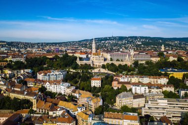 Budapeşte, Macaristan - Matthias Kilisesi (Matyas templom) ve Buda Hills ile ünlü Fisherman's Kalesi (Halaszbastya) sabah hava görünümünü arka plan