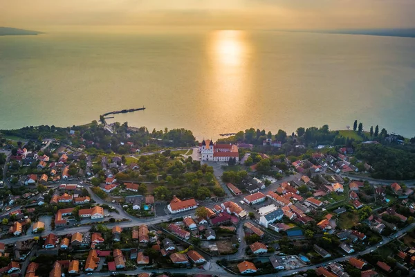 ティハニ ハンガリー バラトン湖を背景に日の出 ティハニ修道院 Tihanyi Apatsag ベネディクト会修道院のティハニの空中パノラマ ビュー — ストック写真