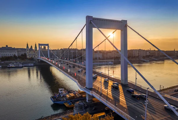 布达佩斯 匈牙利 美丽的伊丽莎白大桥 玛特耶斯 Hid 在日出与金色和蓝色的天空 沉重的早晨交通和传统的黄色电车背景 — 图库照片