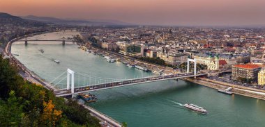 Budapeşte, Macaristan - Budapeşte hava panoramik manzarası Elisabeth Bridge ile (Erzsebet sakladı), Szechenyi Chain Bridge, Parlamento ve nehir Tuna gezi teknesinde gün batımında