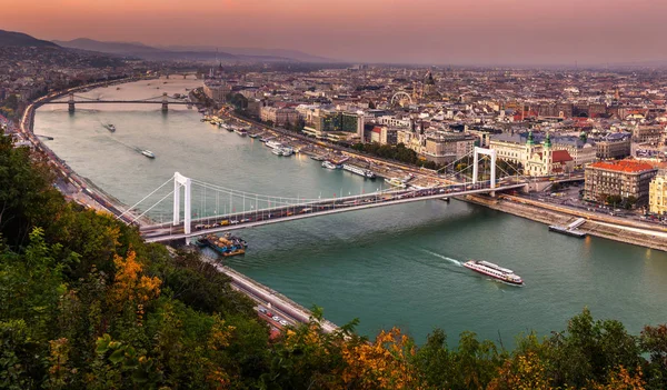 Budapeşte, Macaristan - Budapeşte hava panoramik manzarası Elisabeth Bridge ile (Erzsebet sakladı), Szechenyi Chain Bridge, Parlamento ve nehir Tuna gezi teknesinde gün batımında