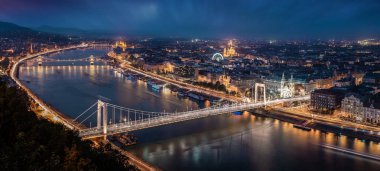 Budapeşte, Macaristan - Budapeşte hava panoramik manzarası mavi saatte. Bu görünüm Elisabeth Köprüsü (Erzsebet sakladı), Szechenyi Chain Bridge, Parlamento ve Aziz Stephen Bazilikası içerir