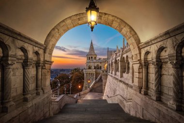 Budapeşte, Macaristan - eski Fisherman's Bastion (Halaszbastya) adlı güzel gökyüzü ve bulutlar ile gündoğumu görünümü