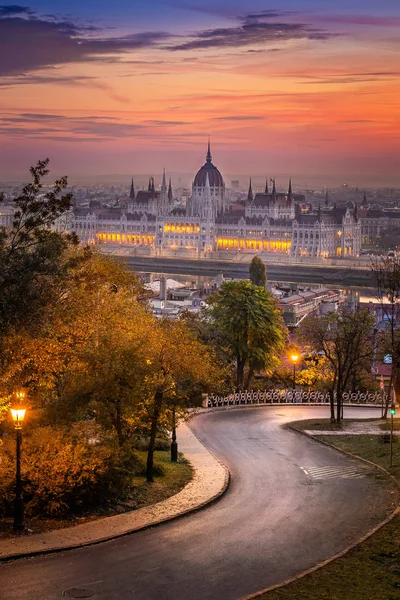 Budapest Ungheria Strada Curva Nel Quartiere Buda Con Parlamento Colorato — Foto Stock