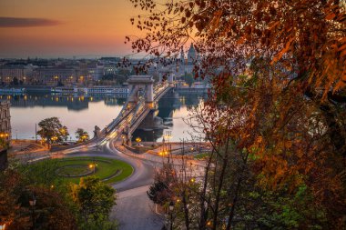 Budapeşte, Macaristan - ünlü Szechenyi Chain Bridge (Lanchid) ve Clark Adam Meydanı dolambaçlı gündoğumu güzel sonbahar yaprakları ile