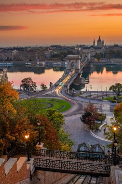 Budapeşte, Macaristan - ünlü Szechenyi Chain Bridge (Lanchid) ve Clark Adam Meydanı dolambaçlı gündoğumu güzel sonbahar yaprakları ile