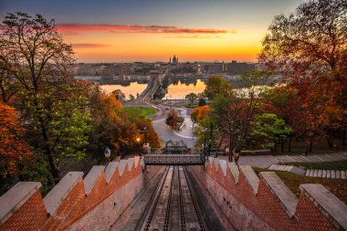 Budapeşte, Macaristan - Budapeşte sonbahar. Castle Hill füniküler (Budavari Siklo) Szechenyi Chain Bridge ve Aziz Stephen Bazilikası gündoğumu sonbahar yaprakları ile'ndaki