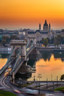 Budapeşte, Macaristan - Budapeşte, Szechenyi zincir köprü (Lanchid) Bilim Akademisi ve Aziz Stephen Bazilikası ile üzerinde gündoğumu