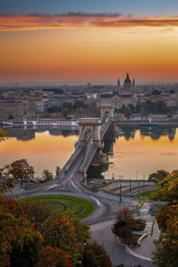 Budapeşte, Macaristan - ünlü Szechenyi Chain Bridge (Lanchid) ve St. Stpehen'ın Basiica (Szent Istvan Bazilika) güzel sonbahar yaprakları ile gündoğumu
