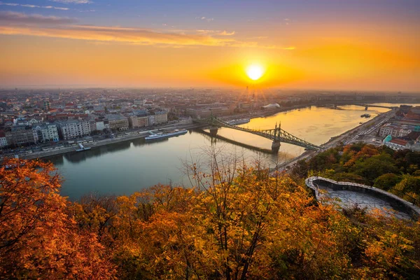 Budapest Magyarország Panorámás Látképe Panoráma Napfelkeltekor Gyönyörű Őszi Lombozat Szabadság — Stock Fotó