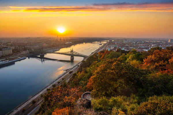 Budapest Magyarország Panorámás Látképe Panoráma Gyönyörű Őszi Lombozat Szabadság Híd — Stock Fotó