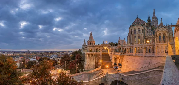 Budapest Hongarije Panoramisch Uitzicht Beroemde Vissersbastion Halaszbastya Met Matthiaskerk Matyas — Stockfoto