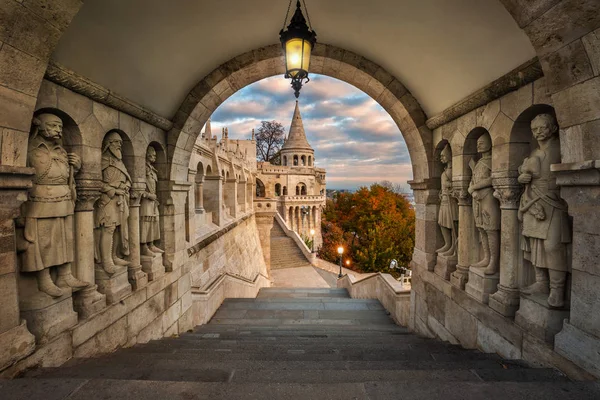 Budapeşte, Macaristan - eski Fisherman's Bastion (Halaszbastya) adlı güzel gökyüzü ve sonbahar yaprakları ile gündoğumu görünümü