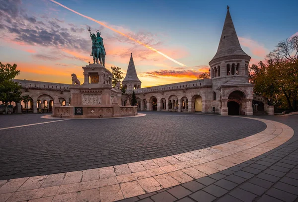 Budapest Magyarország Őszi Napkelte Fisherman Bastion István Király Szobor Gyönyörű — Stock Fotó