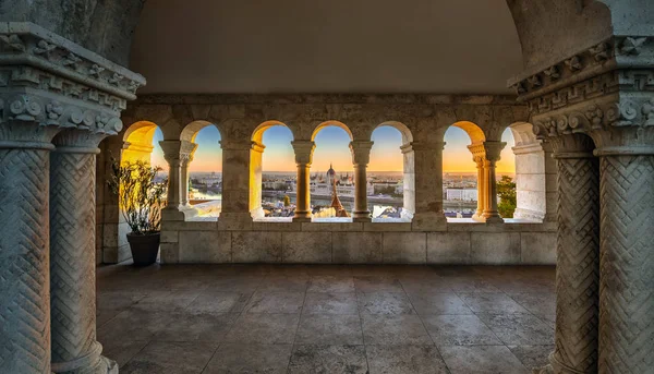 Budapeste Hungria Vista Bastião Dos Pescadores Com Edifício Parlamento Húngaro — Fotografia de Stock