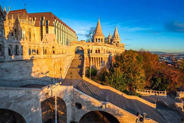 Budapest Hongarije Golden Sunrise Het Vissersbastion Met Matthias Kerk Heldere — Stockfoto