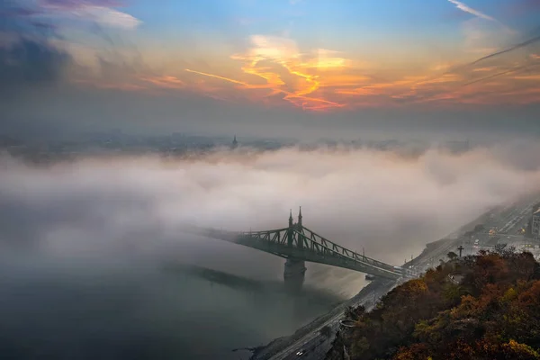Budapest Magyarország Titokzatos Ködös Napkelte Szabadság Híd Szabadsag Hid Ködös — Stock Fotó