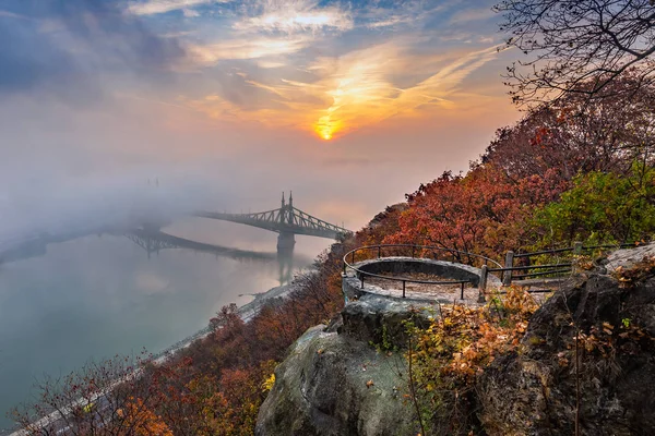 Budapesta Ungaria Priveliște Dealul Gellert Podul Libertății Szabadsag Hid Ceață — Fotografie, imagine de stoc