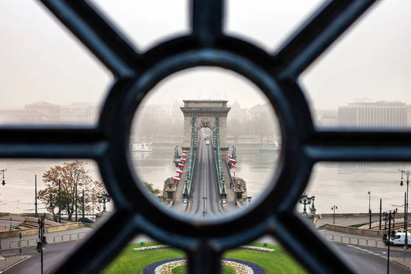 Budapest Hungría Szechenyi Chain Bridge Mirando Través Viejas Barandillas Hierro —  Fotos de Stock