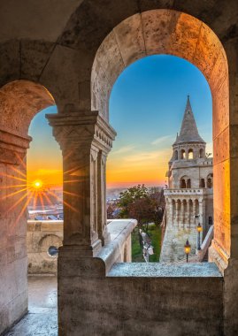 Budapeşte, Macaristan - Fisherman's Kalesi (Halaszbastya) Gotik pencere ve balkon ile güneş doğarken