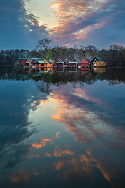 Tata Hongarije Prachtige Zonsondergang Houten Visserij Een Klein Eiland Lake — Stockfoto