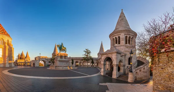 Budapest Magyarország Panorámás Kilátás Nyílik Fisherman Bastion Halaszbastya Napkeltekor Őszi — Stock Fotó